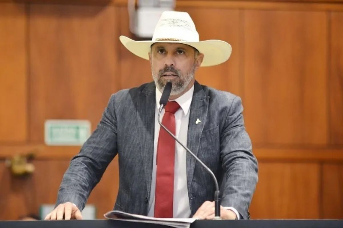 Base aliada pressiona Amauri Ribeiro a entregar cargos no governo